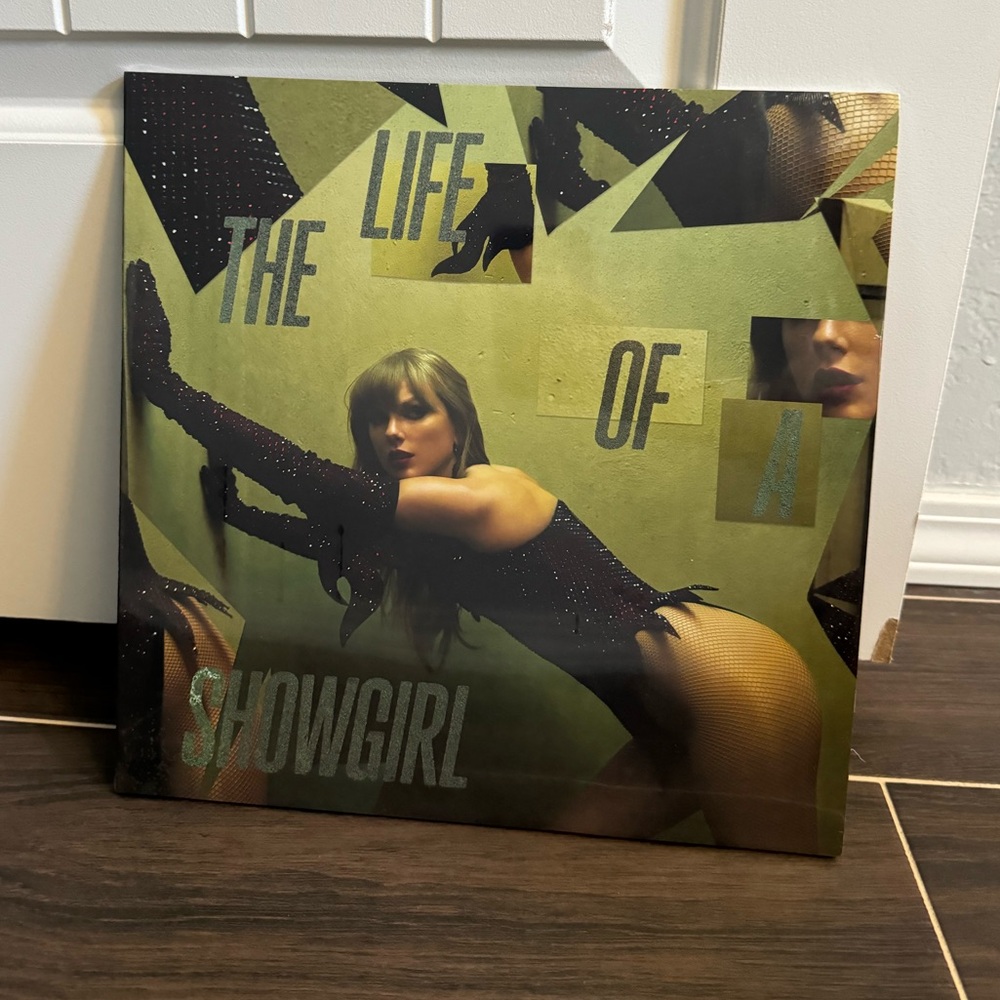 🦋 The Life of a Showgirl Vinyl the shiny bug edition wintergreen & onyx marble
